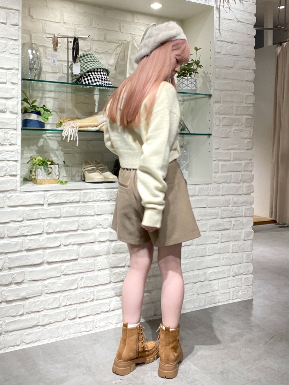 「骨格ウェーブ、低身長、低身長コーデ、秋コーデ、秋冬コーデ、ショートパンツ、ブーツ、ショートブーツ、パンツスタイル、カジュアル、ベレー帽」｜「FREE'S MARTのウエストベルトショートパンツ（その他パンツ、ベージュ系）」を使った、おとはさん（レディース・155cm）の秋コーディネートの4枚目の写真