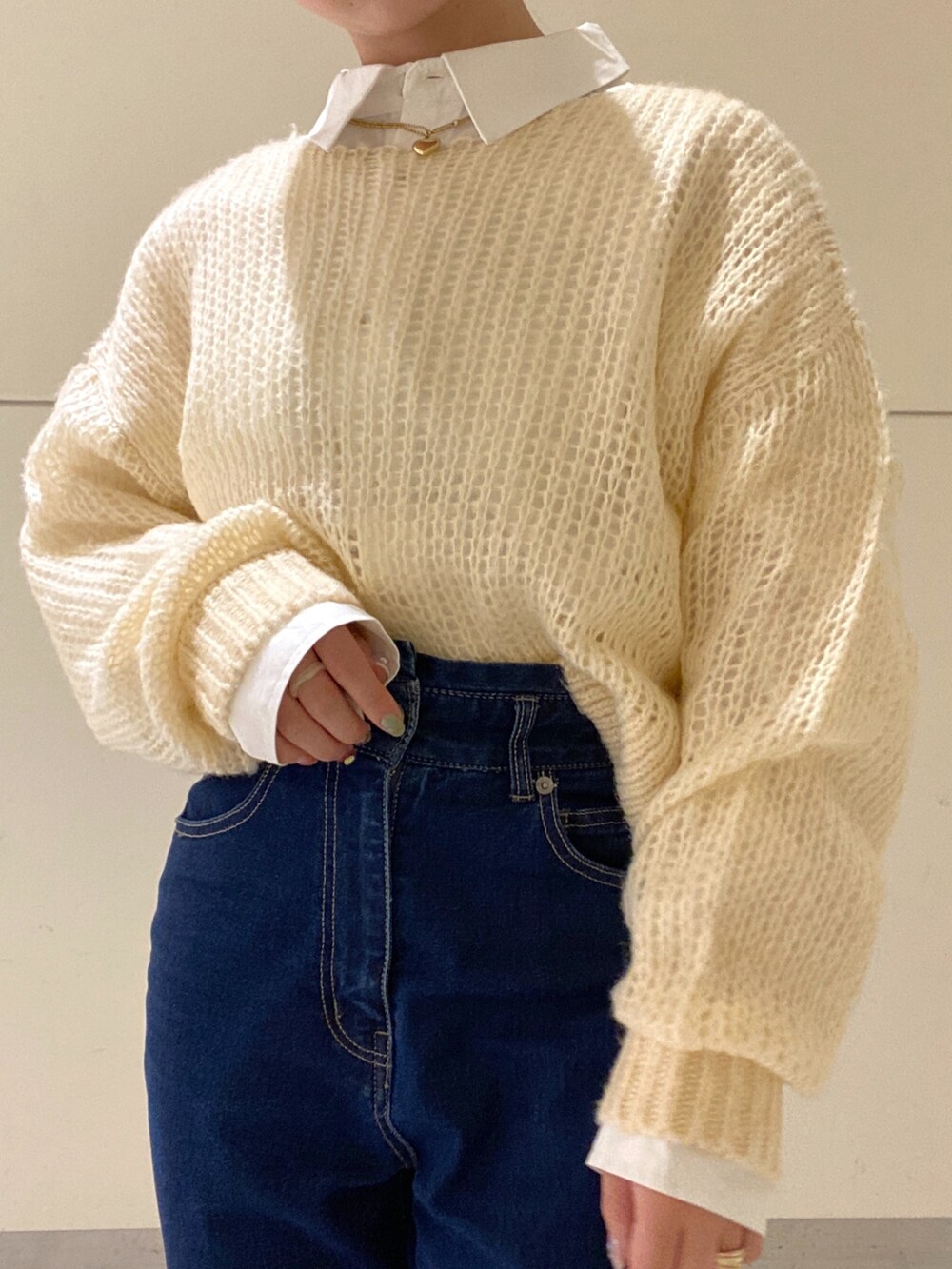 「きれいめカジュアル、デニム、シャツスタイル、ローファー、秋コーデ、お出かけコーデ、秋服準備はじめました、秋服コーデ、大人カジュアル、シンプルコーデ、骨格ウェーブ、低身長、低身長コーデ、ニット、デニムパンツ」｜「FREE'S MARTの◆シアーモヘアライクニット（ニット/セーター、ホワイト系）」を使った、おとはさん（レディース・155cm）の秋コーディネートの5枚目の写真