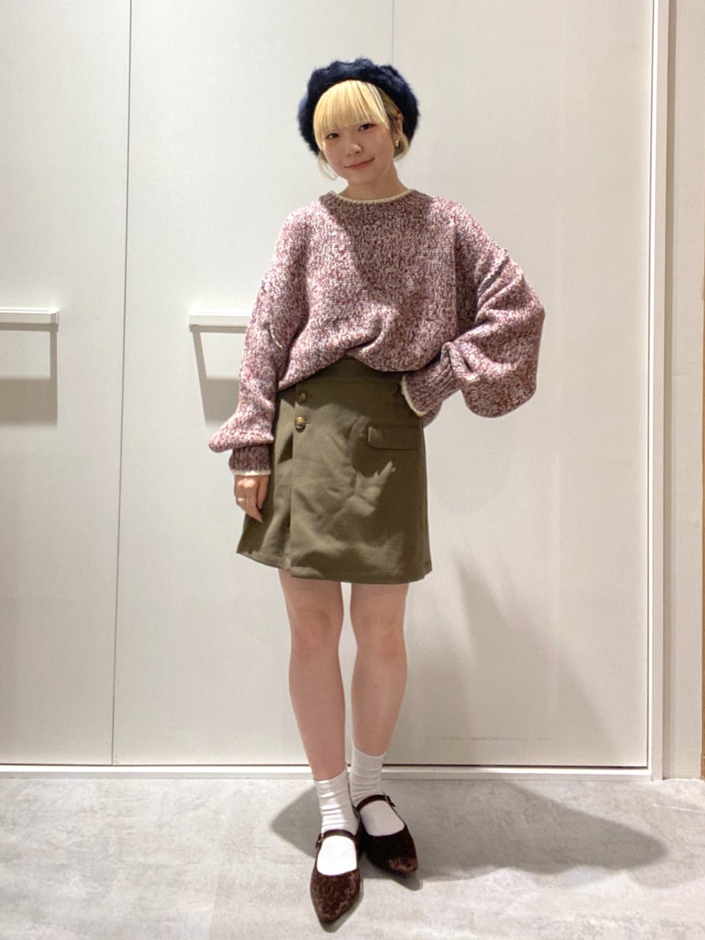 「骨格ウェーブ、低身長、低身長コーデ、ベレー帽、ニット、秋のコーデ、休日スタイル、ビッグシルエット、お出かけコーデ、秋冬コーデ、ゆったりコーデ、着回しコーデ、ボリューム袖、秋色、カジュアル」｜「FREE'S MARTの◆カラーミックスルーズニット（ニット/セーター、レッド系）」を使った、おとはさん（レディース・155cm）の秋コーディネートの3枚目の写真
