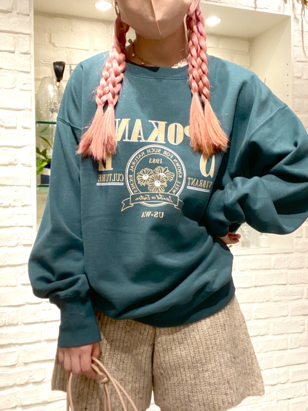 「骨格ウェーブ、低身長、低身長コーデ、冬、秋、秋コーデ、冬コーデ、ニット、ニットパンツ、ショートパンツ、ブーツ、スウェット、カジュアル、ラクチンコーデ、スパンコール」｜「FREE'S MARTのリブニットショートパンツ（その他パンツ、ベージュ系）」を使った、おとはさん（レディース・155cm）の秋コーディネートの5枚目の写真
