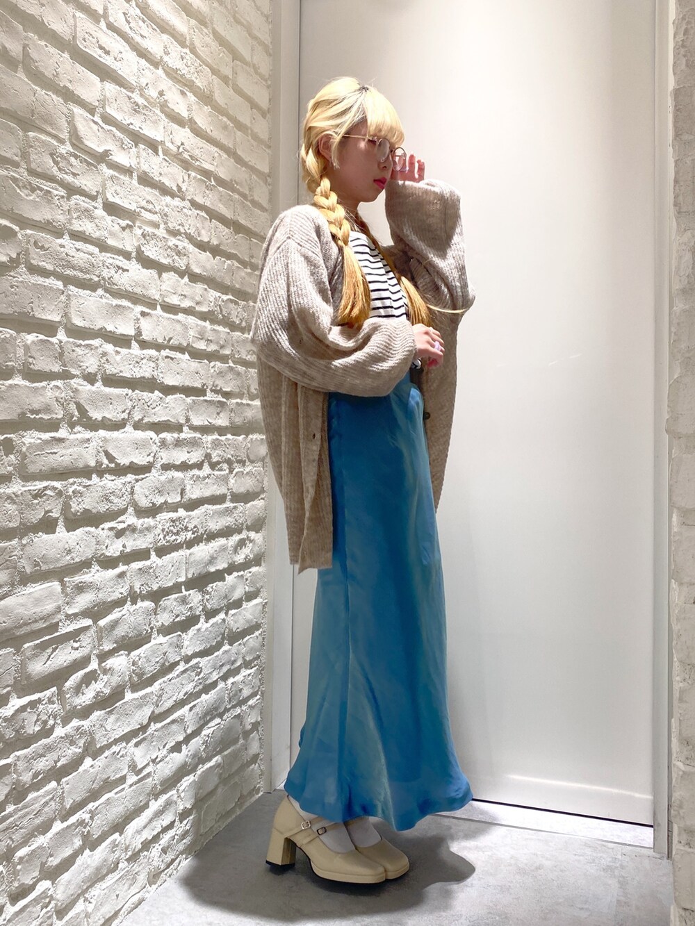 「休日スタイル、ベージュ、低身長女子、カラフルコーデ、ゆるコーデ、カーディガン、シャイニースカート、キラキラ、ボーダー、ボーダートップス、シンプルスタイル、ニットコーデ、秋先取りコーデ、大人ガーリー、低身長」｜「FREE'S MARTの◆シャイニーナロースカート（スカート、グリーン系）」を使った、おとはさん（レディース・155cm）の秋コーディネートの2枚目の写真