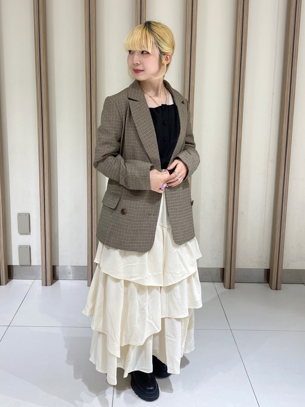 「秋コーデ、ブーツ、ジャケットスタイル、お出かけコーデ、ブラウン、スカート、秋服コーデ、ロングスカート、今日のコーデ、低身長、チェック、チェックジャケット、骨格ウェーブ」｜「FREE'S MARTの◆フロントボタンバックリボンブラウス（シャツ/ブラウス、ブラック系）」を使った、おとはさん（レディース・155cm）の秋コーディネートの3枚目の写真