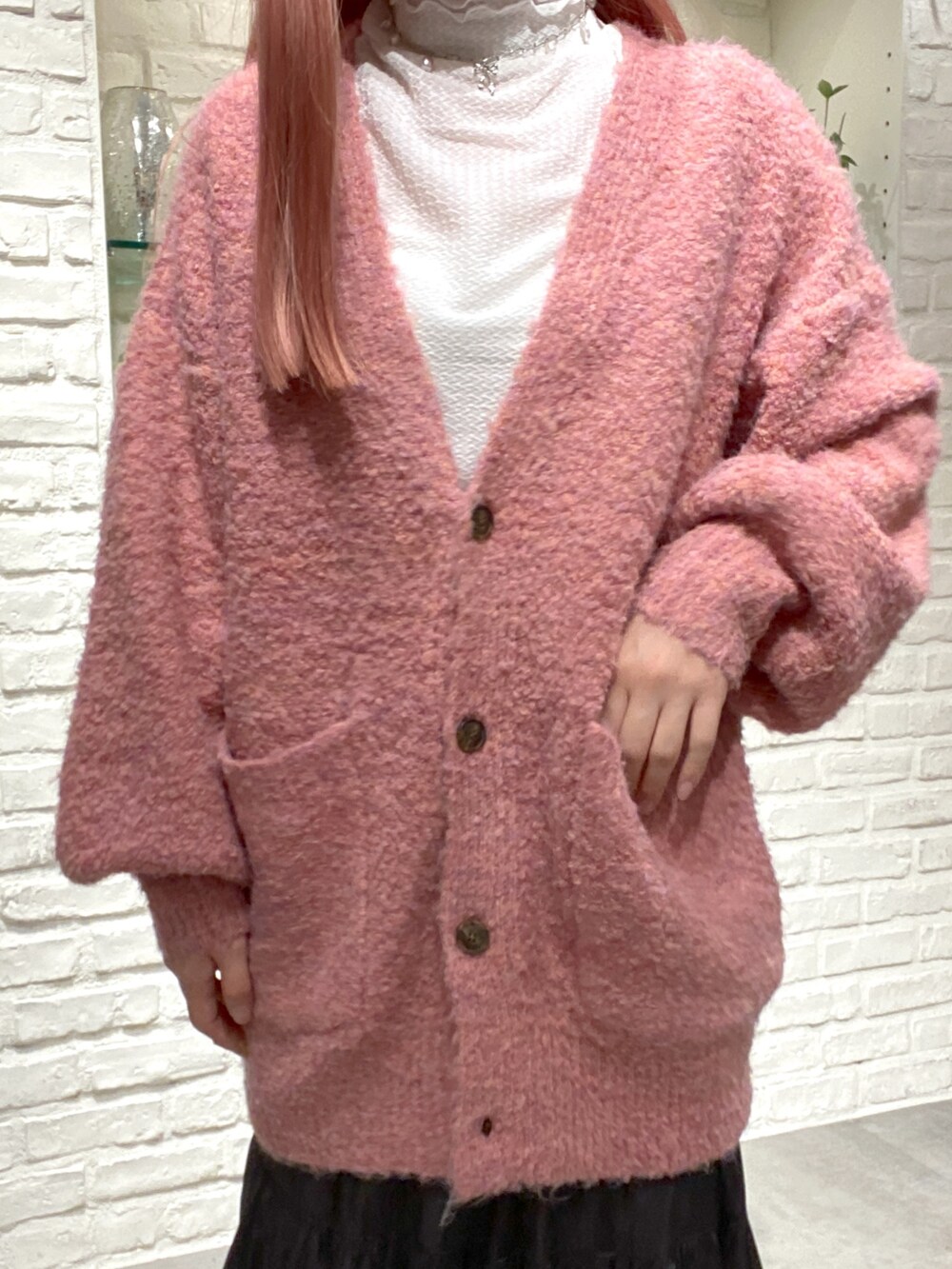 「骨格ウェーブ、低身長、低身長コーデ、ニット、カーディガン、カラーコーデ、ブーツ、スカート、秋冬コーデ、秋コーデ、冬コーデ、冬」｜「FREE'S MARTの◆［ＷＥＢ限定カラー］ミックスブークレーニットカーディガン（カーディガン/ボレロ、ピンク系）」を使った、おとはさん（レディース・155cm）の秋コーディネートの6枚目の写真