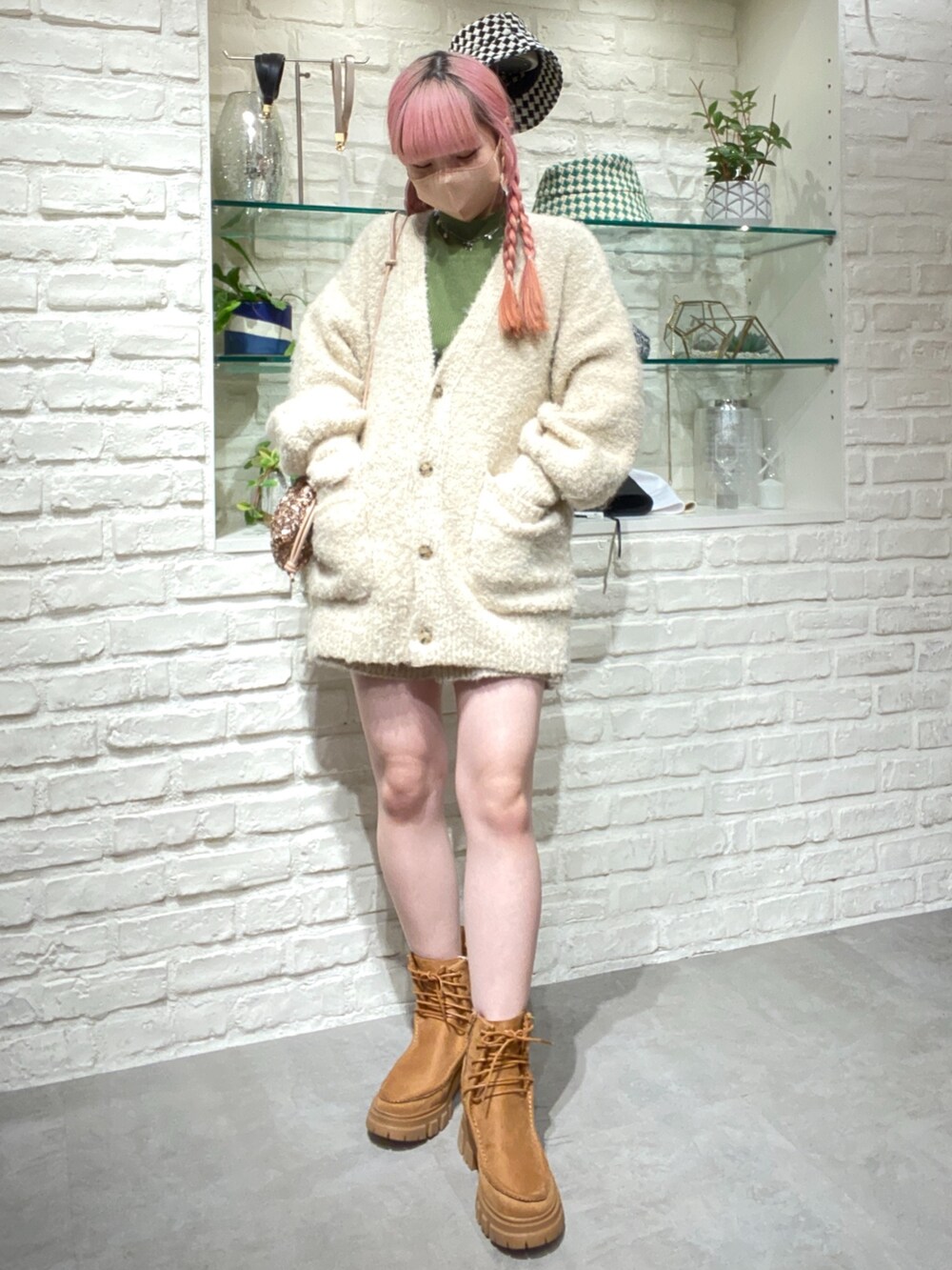 「骨格ウェーブ、低身長、低身長コーデ、カーディガン、ニットパンツ、ニット、ショートパンツ、ブーツ、カラーコーデ、カジュアル、ベージュ、グリーン、冬、冬コーデ、おでかけコーデ」｜「FREE'S MARTの◇ウール混リサイクルエコニットカーディガン（カーディガン/ボレロ、ベージュ系）」を使った、おとはさん（レディース・155cm）の秋コーディネートの2枚目の写真