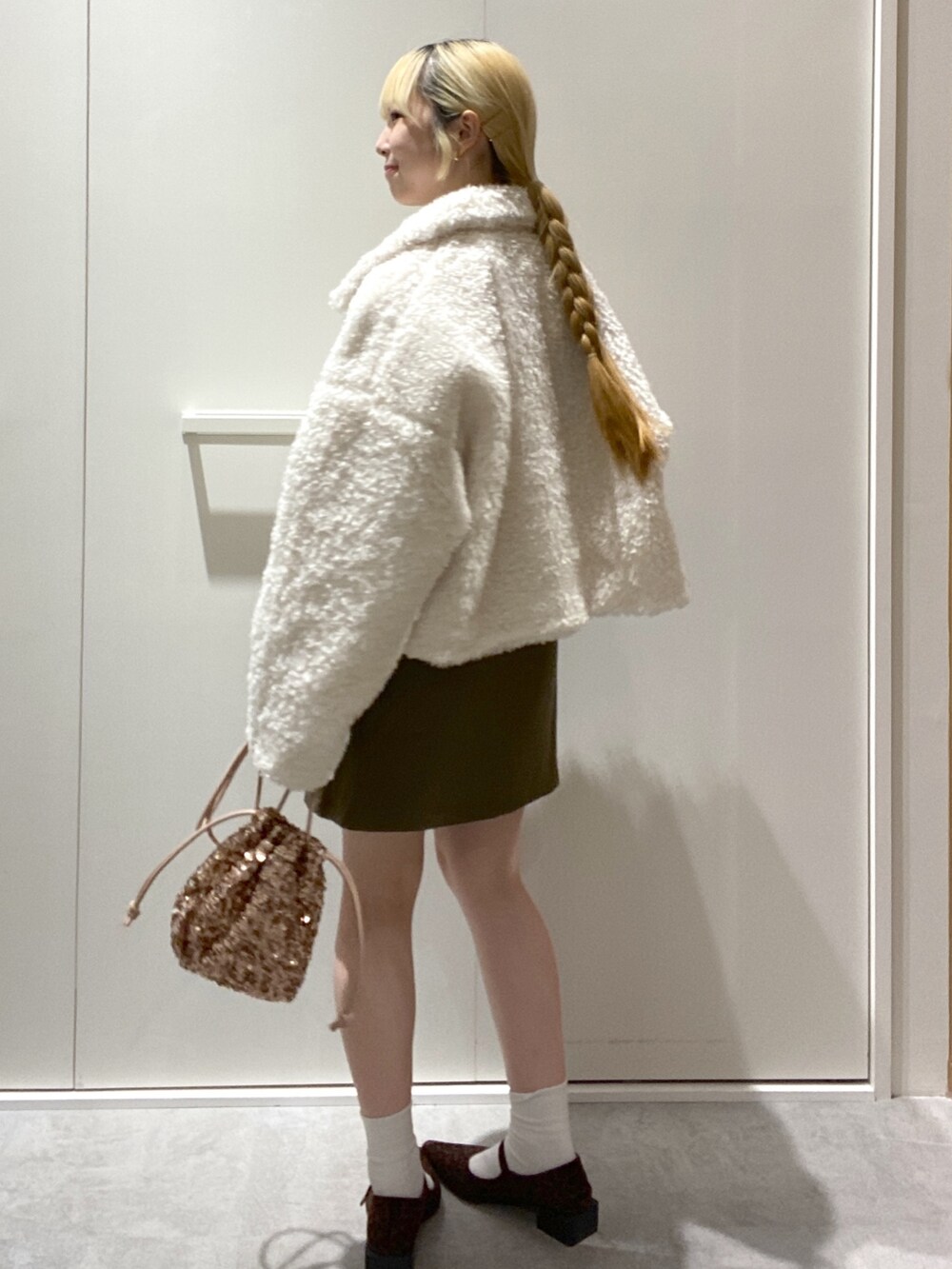 「休日スタイル、骨格ウェーブ、低身長、低身長コーデ、ガーリーコーデ、冬コーデ、冬、ボアジャケット、淡色コーデ、シアートップス、お出かけコーデ、キレイめ、ワントーンコーデ、ブラウンコーデ、秋色」｜「FREE'S MARTの◆＜セットアップ対応＞ラップミニスカート（スカート、ブラウン系）」を使った、おとはさん（レディース・155cm）の秋コーディネートの3枚目の写真