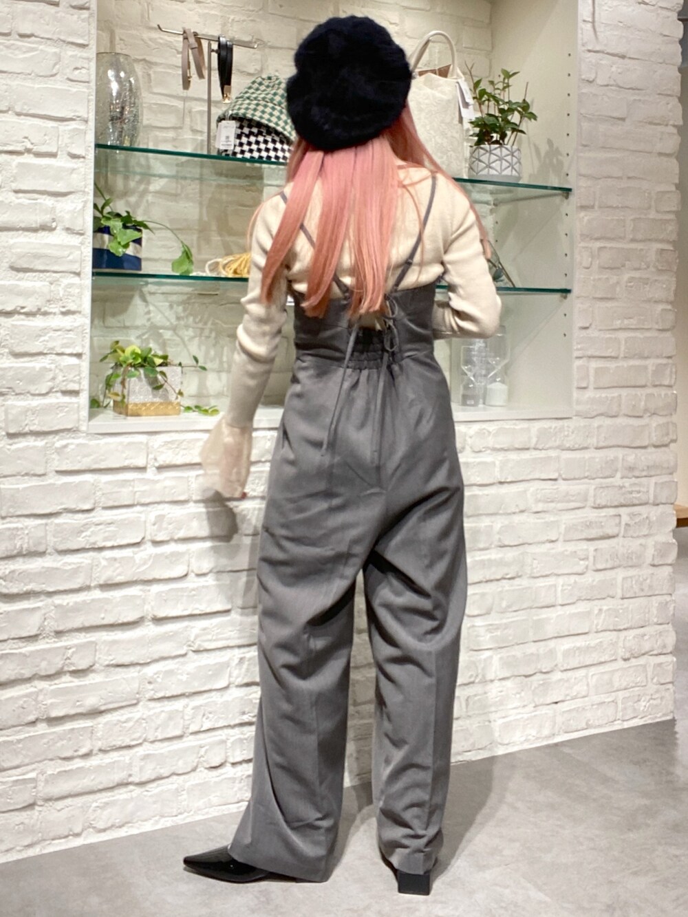 「低身長、低身長コーデ、骨格ウェーブ、秋コーデ、秋、ベレー帽、オールインワン、サロペット、ブラウス、フレアスリーブ、パンプス、バレエシューズ、おでかけコーデ、クラシック、モノトーン」｜「FREE'S MARTのバックリボンオールインワン（つなぎ/オールインワン、グレー系）」を使った、おとはさん（レディース・155cm）の秋コーディネートの4枚目の写真