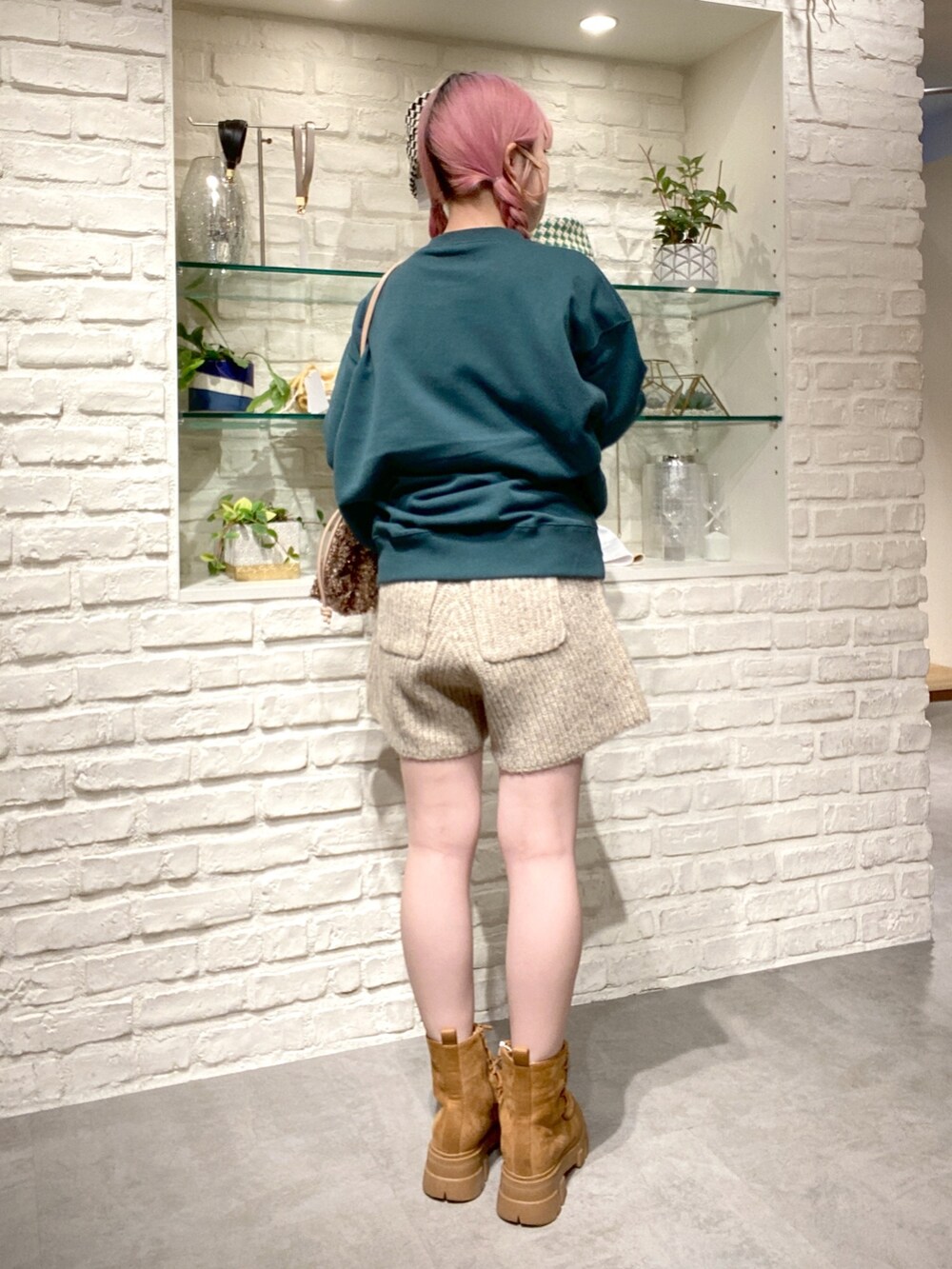 「骨格ウェーブ、低身長、低身長コーデ、冬、秋、秋コーデ、冬コーデ、ニット、ニットパンツ、ショートパンツ、ブーツ、スウェット、カジュアル、ラクチンコーデ、スパンコール」｜「FREE'S MARTのリブニットショートパンツ（その他パンツ、ベージュ系）」を使った、おとはさん（レディース・155cm）の秋コーディネートの4枚目の写真