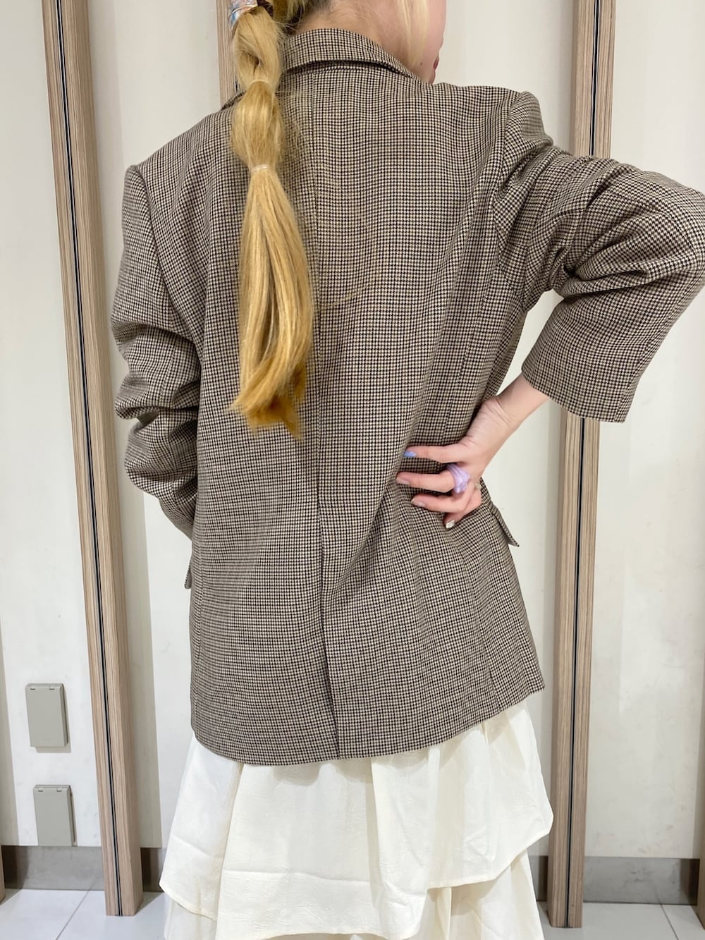 「秋コーデ、ブーツ、ジャケットスタイル、お出かけコーデ、ブラウン、スカート、秋服コーデ、ロングスカート、今日のコーデ、低身長、チェック、チェックジャケット、骨格ウェーブ」｜「FREE'S MARTの◆フロントボタンバックリボンブラウス（シャツ/ブラウス、ブラック系）」を使った、おとはさん（レディース・155cm）の秋コーディネートの5枚目の写真