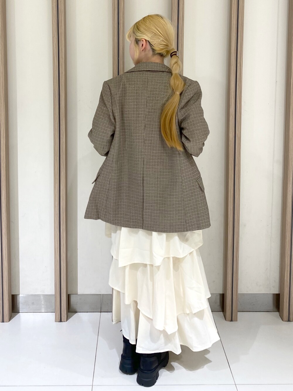 「秋コーデ、ブーツ、ジャケットスタイル、お出かけコーデ、ブラウン、スカート、秋服コーデ、ロングスカート、今日のコーデ、低身長、チェック、チェックジャケット、骨格ウェーブ」｜「FREE'S MARTの◆フロントボタンバックリボンブラウス（シャツ/ブラウス、ブラック系）」を使った、おとはさん（レディース・155cm）の秋コーディネートの4枚目の写真