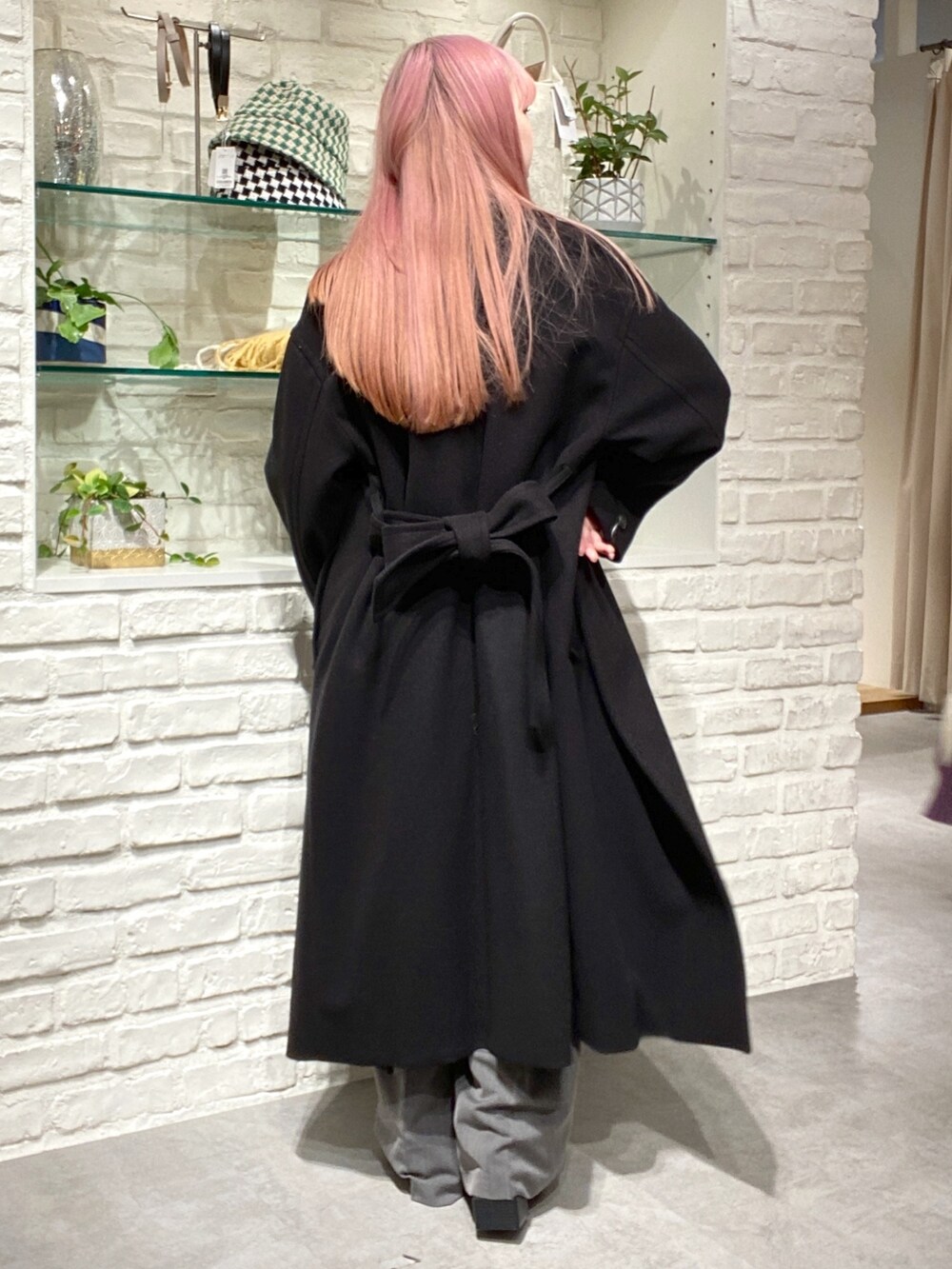 「骨格ウェーブ、低身長、低身長コーデ、オールインワン、コート、バレエシューズ、冬、冬コーデ、モノトーンコーデ、モノトーン、ロングコート、スタンドカラーコート、マニッシュ、バックリボン」｜「FREE'S MARTのバックリボンオールインワン（つなぎ/オールインワン、グレー系）」を使った、おとはさん（レディース・155cm）の秋コーディネートの3枚目の写真