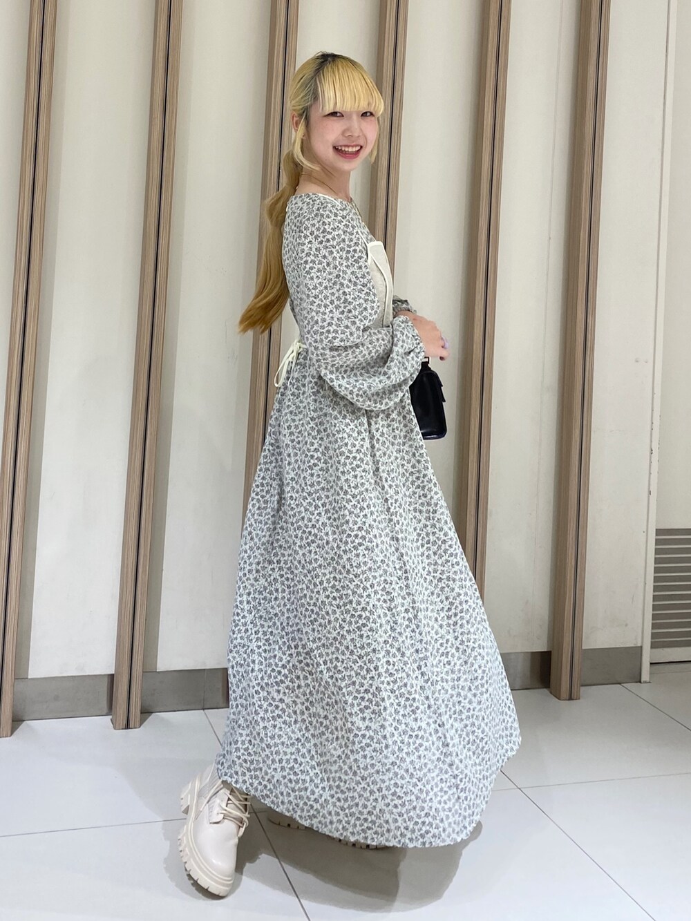 「秋コーデ、ワンピース、ブーツ、お出かけコーデ、初秋コーデ、大人かわいい、大人ガーリー、骨格ウェーブ、秋、小花柄、花柄、花柄ワンピース、低身長、低身長コーデ」｜「FREE'S MARTの◆小花柄ビスチェドッキングワンピース（ワンピース、ホワイト系）」を使った、おとはさん（レディース・155cm）の秋コーディネートの3枚目の写真