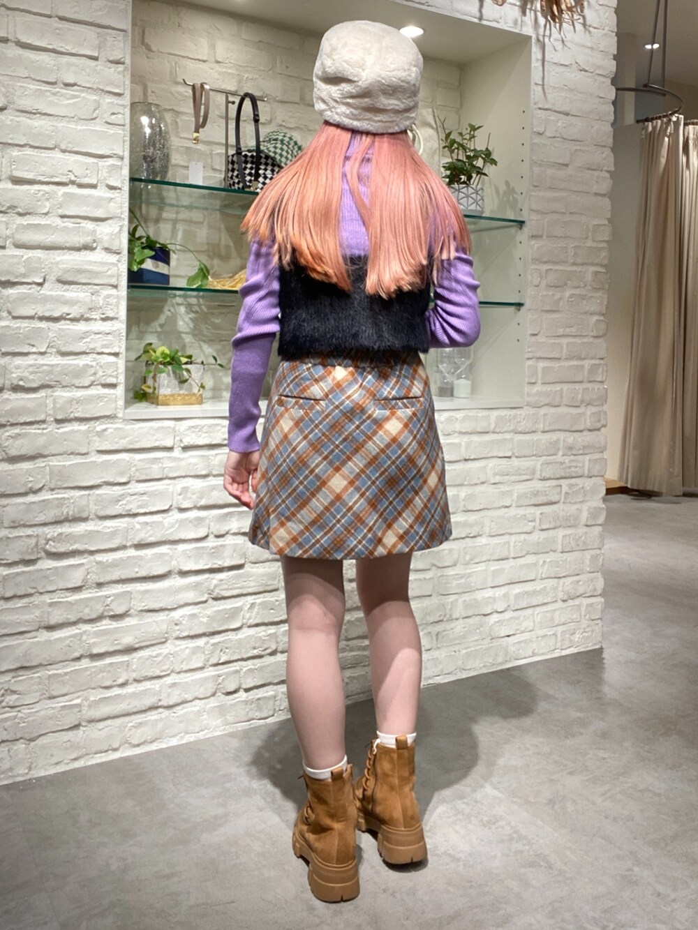 「骨格ウェーブ、低身長、低身長コーデ、カラーコーデ、カラフル、ミニスカート、チェック、冬コーデ、冬、秋、秋コーデ、パープル、ビスチェ、ファー、シャギー」｜「FREE'S MARTの◆起毛台形ミニスカート（スカート、ブルー系）」を使った、おとはさん（レディース・155cm）の秋コーディネートの5枚目の写真