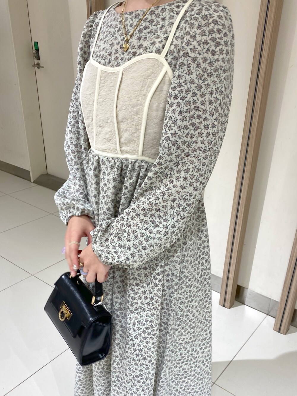 「秋コーデ、ワンピース、ブーツ、お出かけコーデ、初秋コーデ、大人かわいい、大人ガーリー、骨格ウェーブ、秋、小花柄、花柄、花柄ワンピース、低身長、低身長コーデ」｜「FREE'S MARTの◆小花柄ビスチェドッキングワンピース（ワンピース、ホワイト系）」を使った、おとはさん（レディース・155cm）の秋コーディネートの5枚目の写真