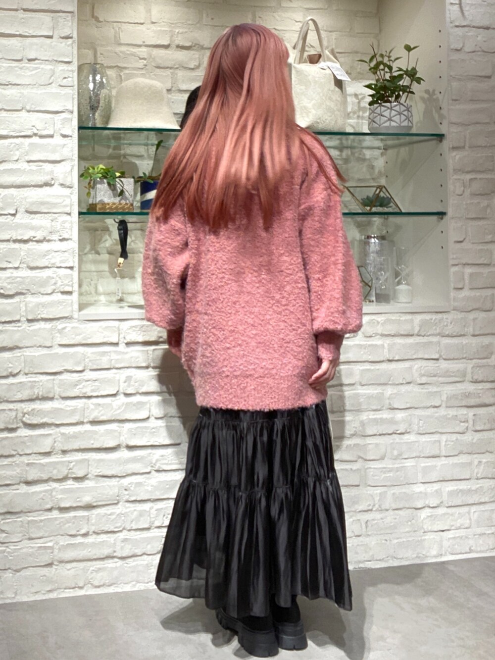 「骨格ウェーブ、低身長、低身長コーデ、ニット、カーディガン、カラーコーデ、ブーツ、スカート、秋冬コーデ、秋コーデ、冬コーデ、冬」｜「FREE'S MARTの◆［ＷＥＢ限定カラー］ミックスブークレーニットカーディガン（カーディガン/ボレロ、ピンク系）」を使った、おとはさん（レディース・155cm）の秋コーディネートの4枚目の写真