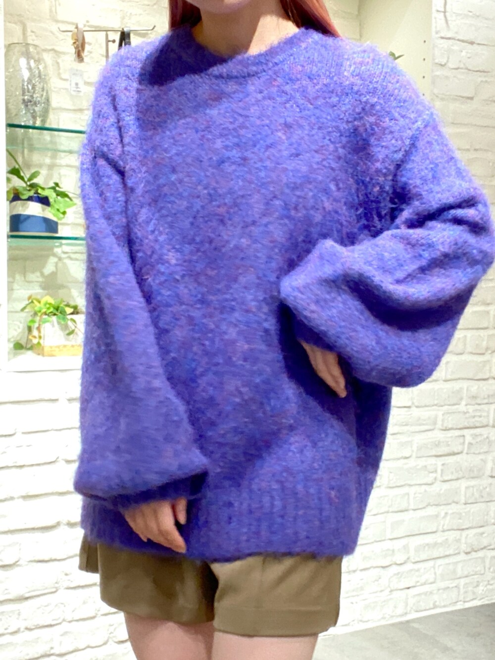 「低身長コーデ、骨格ウェーブ、低身長、冬、冬コーデ、秋、秋コーデ、秋冬コーデ、ニット、ブーツ、ショートパンツ、パンツスタイル、パープル、カラーコーデ、カジュアル」｜「FREE'S MARTの◇ウール混シャギークルーネックニット（ニット/セーター、ブルー系）」を使った、おとはさん（レディース・155cm）の秋コーディネートの5枚目の写真