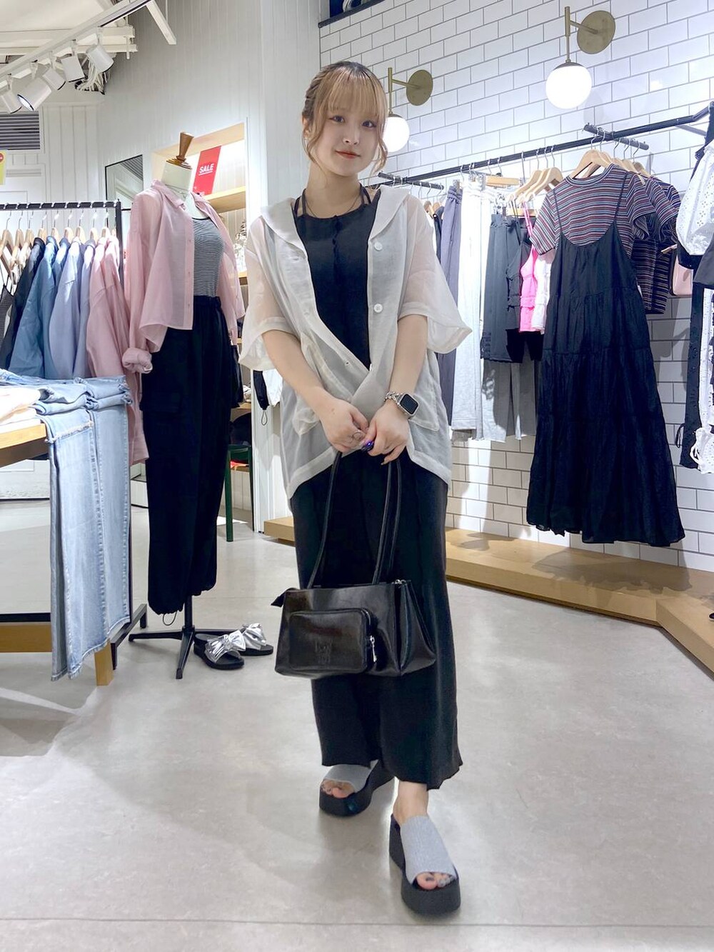 シルバー系のサンダル、ホワイト系のシャツ/ブラウス、グレー系のワンピースを着用したレディースの夏コーディネートの2枚目の写真