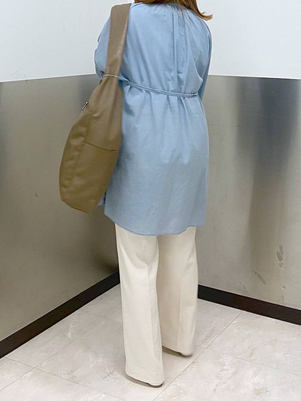 ブラウン系のトートバッグ、ホワイト系のパンプス、ホワイト系のその他パンツを着用したレディースの春コーディネートの3枚目の写真