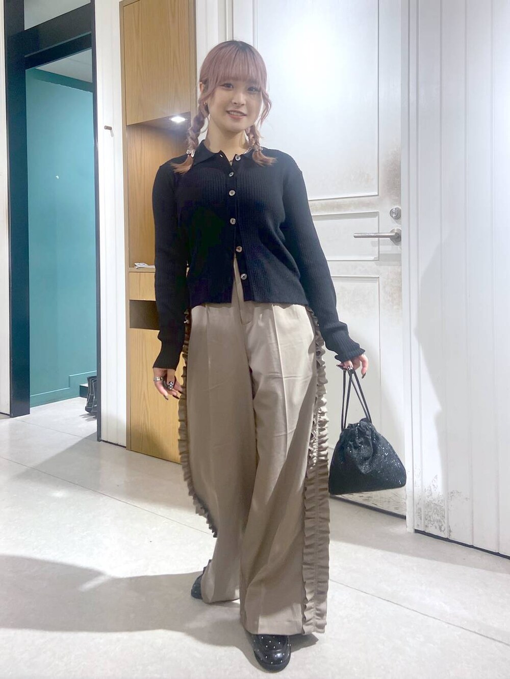 ブラック系のショルダーバッグ、ブラック系のローファー、ブラック系のニット/セーターを着用したレディースの秋コーディネートの5枚目の写真