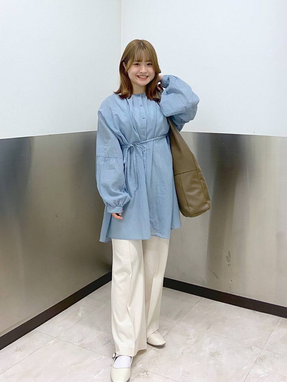 ブラウン系のトートバッグ、ホワイト系のパンプス、ホワイト系のその他パンツを着用したレディースの春コーディネートの2枚目の写真