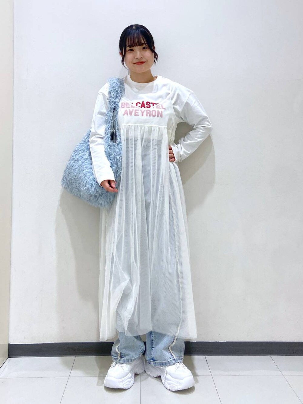 ホワイト系のワンピース、ホワイト系のTシャツ/カットソー、ブルー系のトートバッグを着用したレディースの冬コーディネートの2枚目の写真