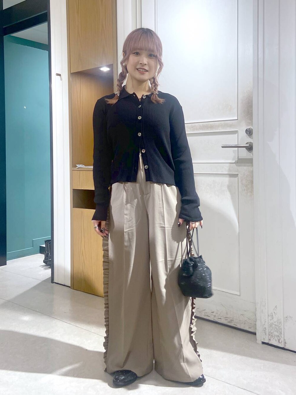 ブラック系のショルダーバッグ、ブラック系のローファー、ブラック系のニット/セーターを着用したレディースの秋コーディネートの2枚目の写真