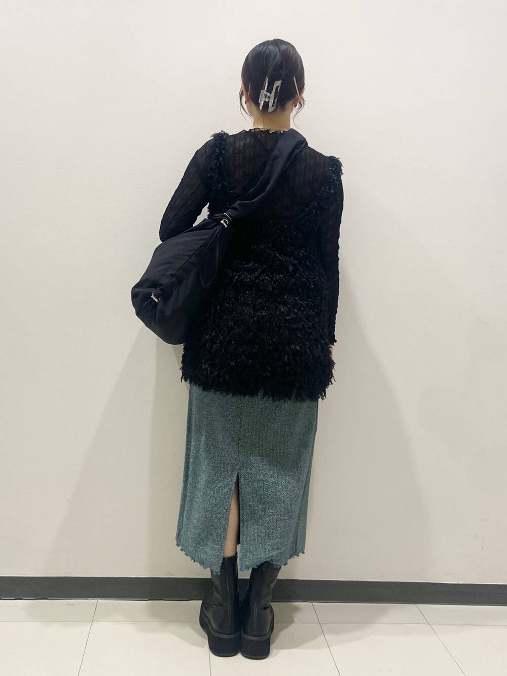 ブラック系のTシャツ/カットソー、ブラック系のショルダーバッグ、ブルー系のスカートを着用したレディースの夏コーディネートの3枚目の写真