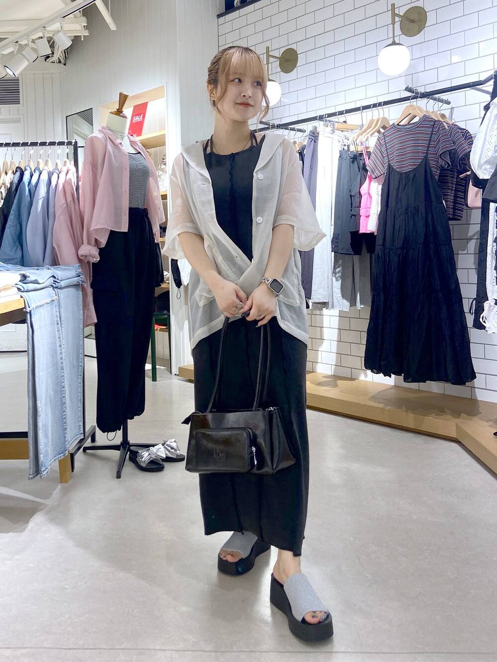 シルバー系のサンダル、ホワイト系のシャツ/ブラウス、グレー系のワンピースを着用したレディースの夏コーディネートの3枚目の写真