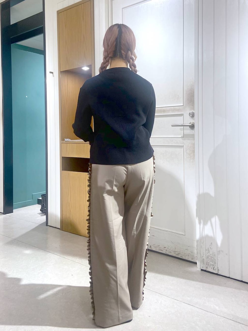 ブラック系のショルダーバッグ、ブラック系のローファー、ブラック系のニット/セーターを着用したレディースの秋コーディネートの7枚目の写真