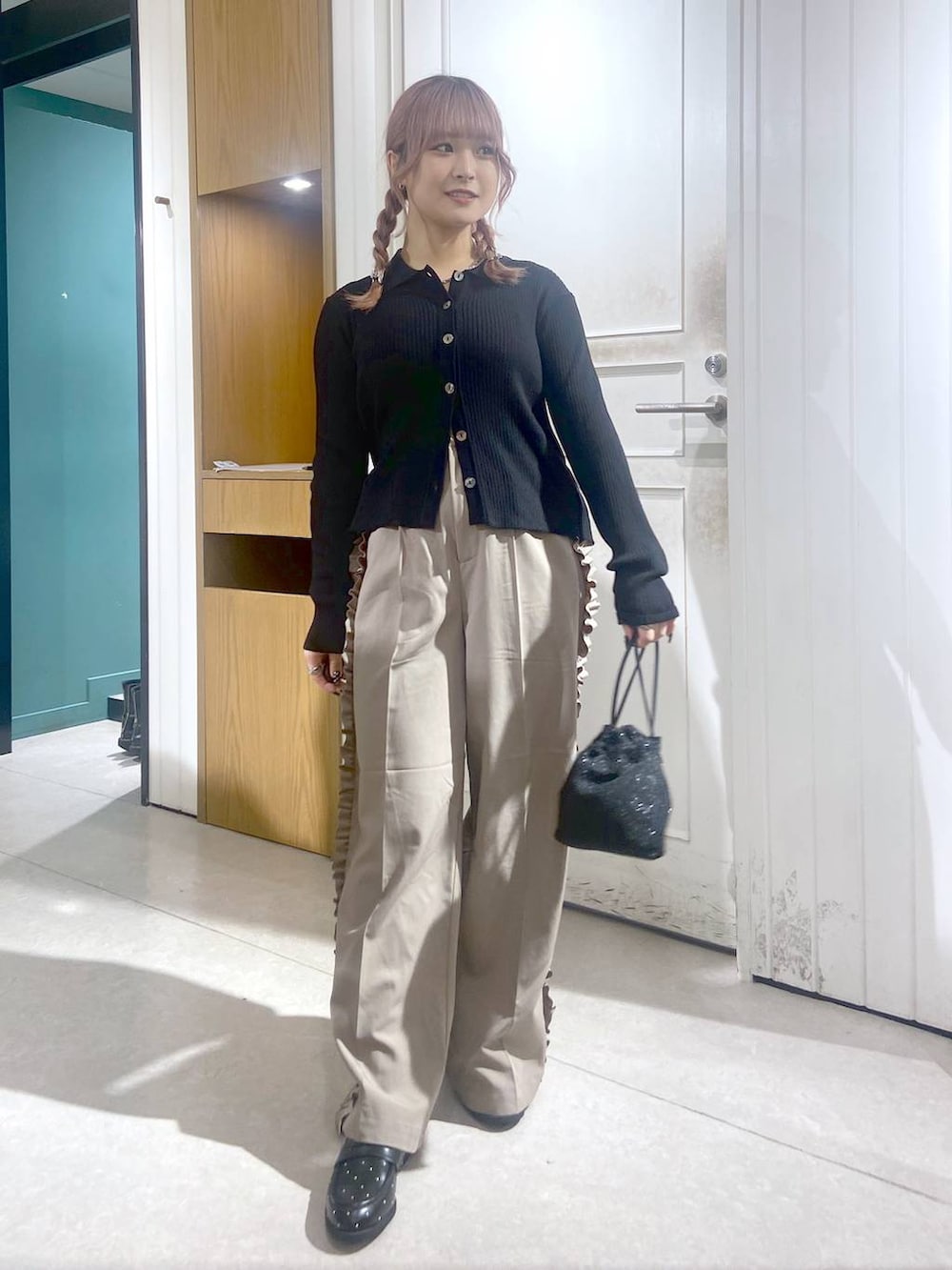 ブラック系のショルダーバッグ、ブラック系のローファー、ブラック系のニット/セーターを着用したレディースの秋コーディネートの4枚目の写真