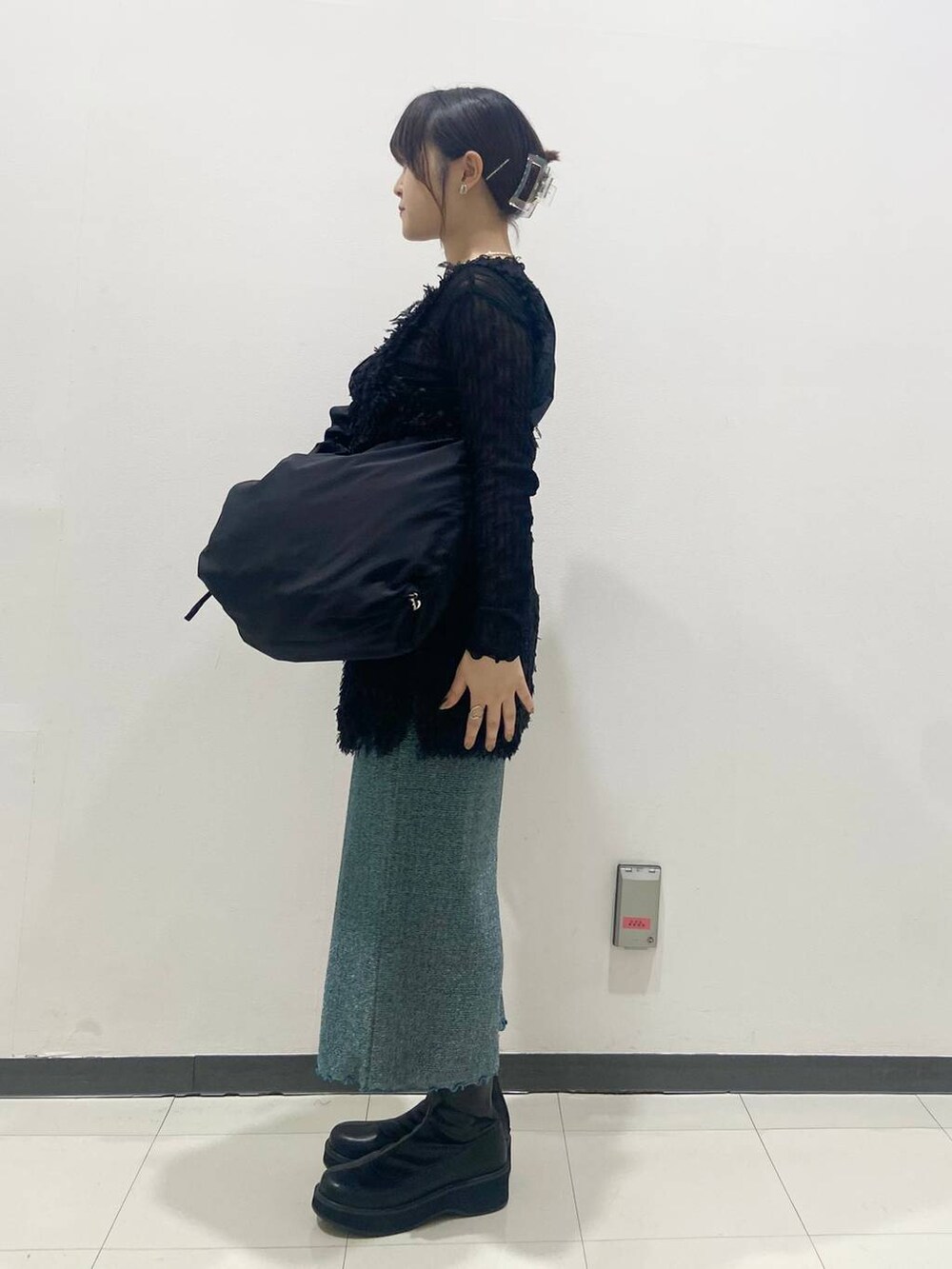 ブラック系のTシャツ/カットソー、ブラック系のショルダーバッグ、ブルー系のスカートを着用したレディースの夏コーディネートの2枚目の写真