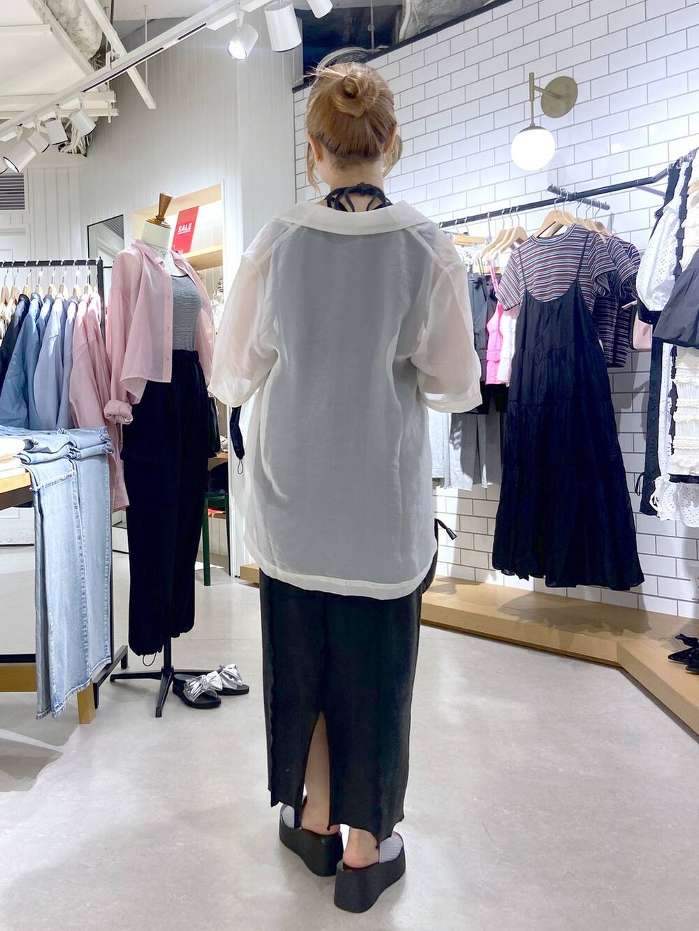 シルバー系のサンダル、ホワイト系のシャツ/ブラウス、グレー系のワンピースを着用したレディースの夏コーディネートの5枚目の写真