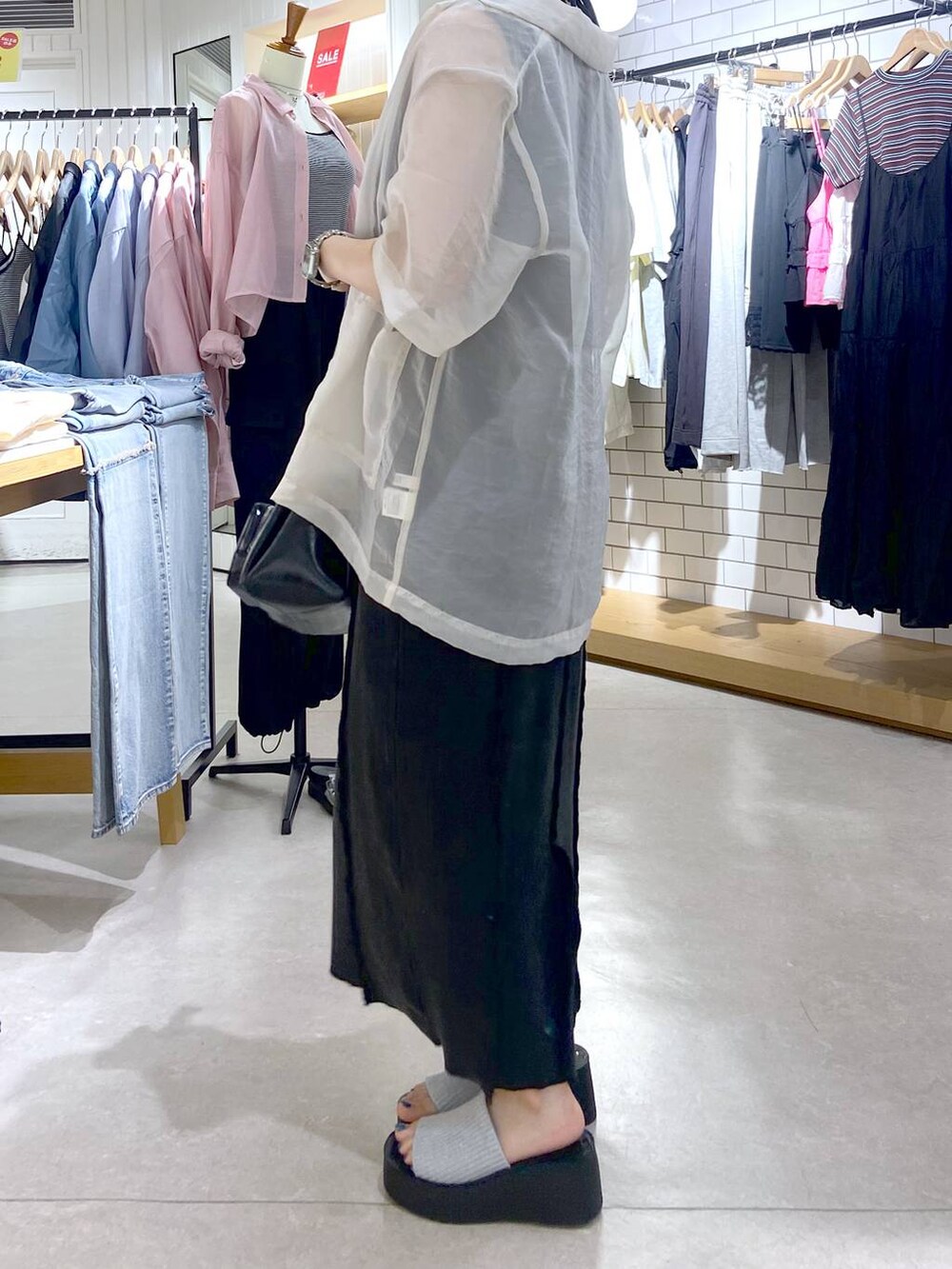 シルバー系のサンダル、ホワイト系のシャツ/ブラウス、グレー系のワンピースを着用したレディースの夏コーディネートの4枚目の写真