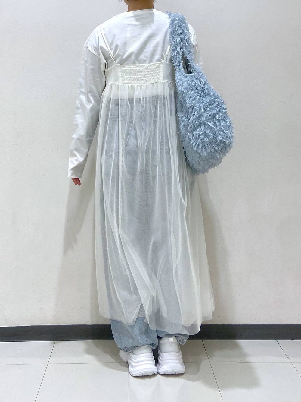 ホワイト系のワンピース、ホワイト系のTシャツ/カットソー、ブルー系のトートバッグを着用したレディースの冬コーディネートの5枚目の写真