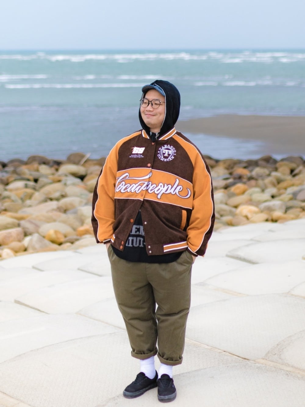 ブラック系のシューズ、グリーン系のパンツ、ブラック系のトップスを着用したメンズの冬コーディネートの3枚目の写真