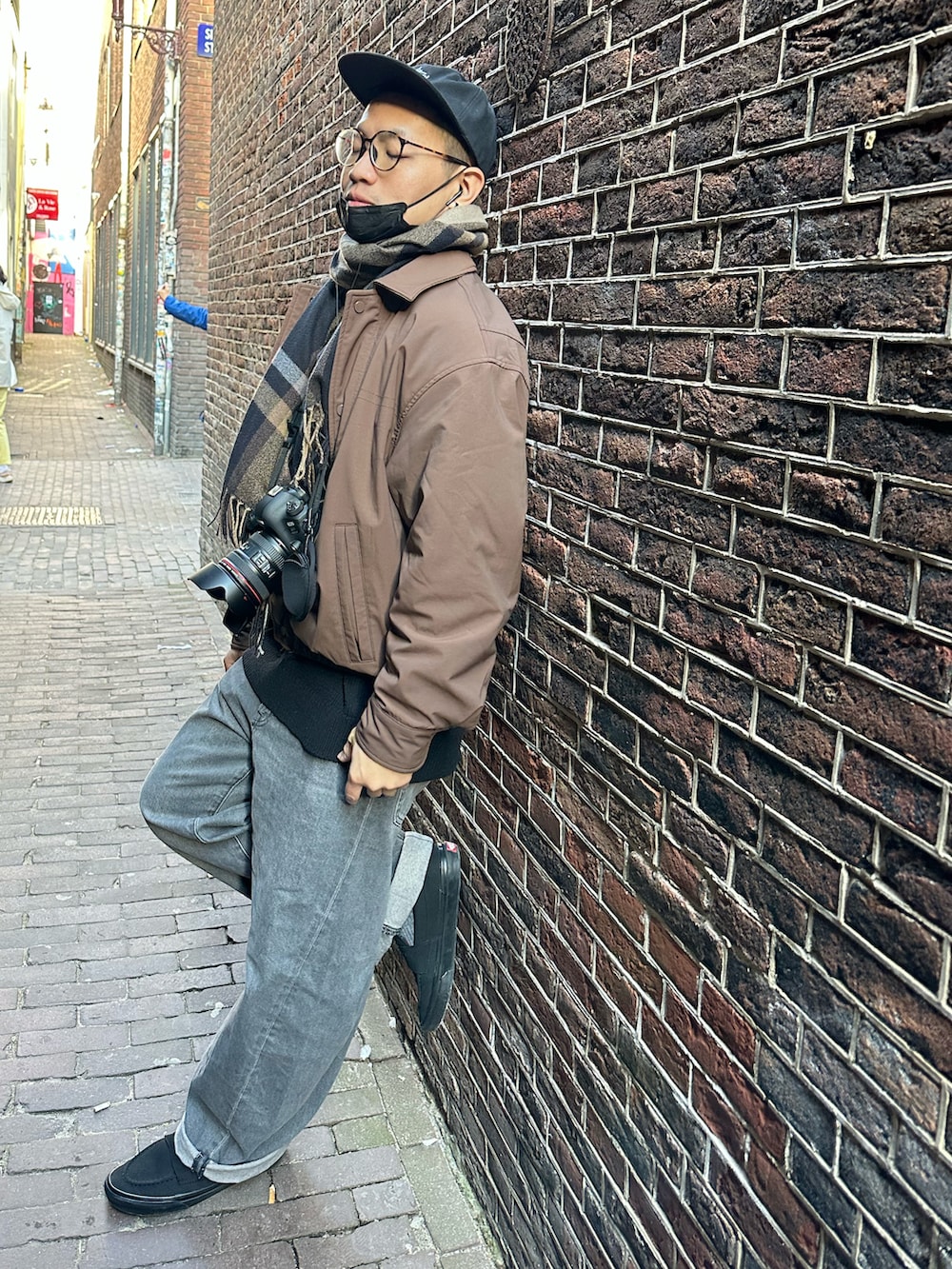 ブラウン系のジャケット/アウター、ブラック系のトップス、グレー系のパンツを着用したメンズの春コーディネートの3枚目の写真