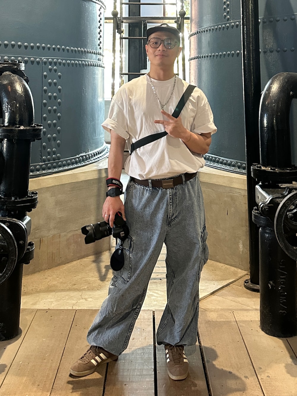 ホワイト系のTシャツ/カットソー、ブルー系のパンツ、ブラウン系のシューズを着用したメンズの冬コーディネートの3枚目の写真