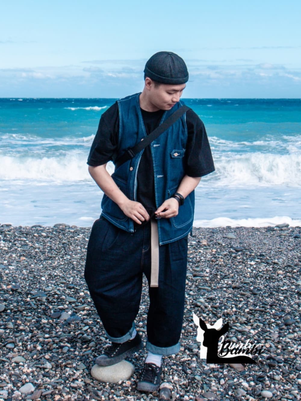 ブルー系のデニムパンツ、ブラック系のシューズ、ブラック系のTシャツ/カットソーを着用したメンズの冬コーディネートの2枚目の写真