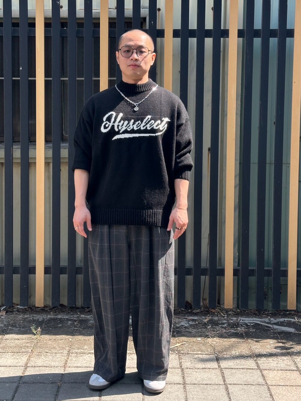 ブラック系のトップス、その他のパンツ、ホワイト系のシューズを着用したメンズの冬コーディネートの2枚目の写真