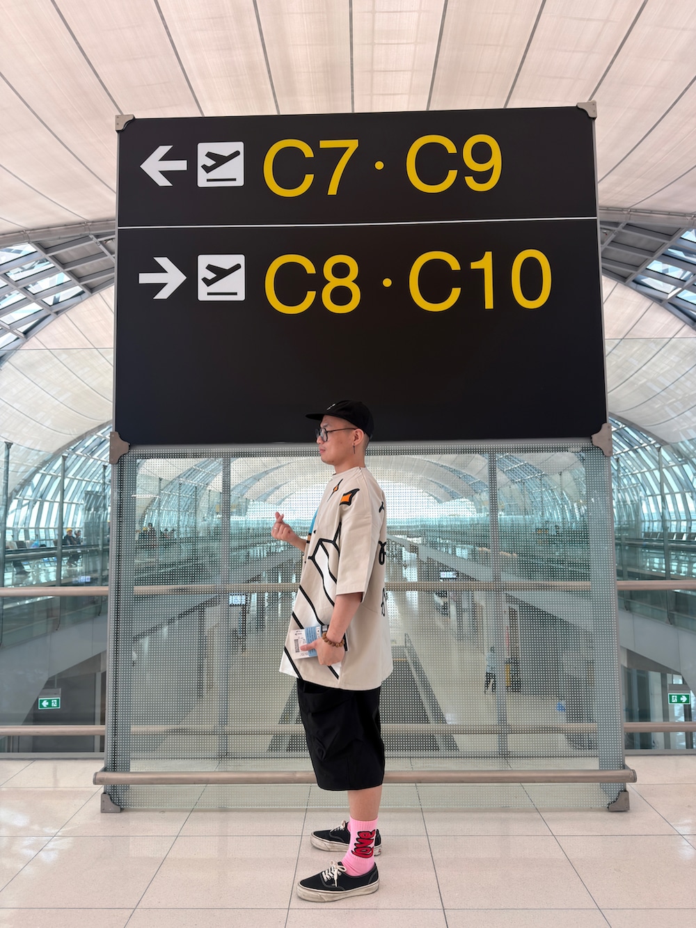 その他のトップス、ブラック系のパンツ、ブラック系のスニーカーを着用したメンズの春コーディネートの3枚目の写真