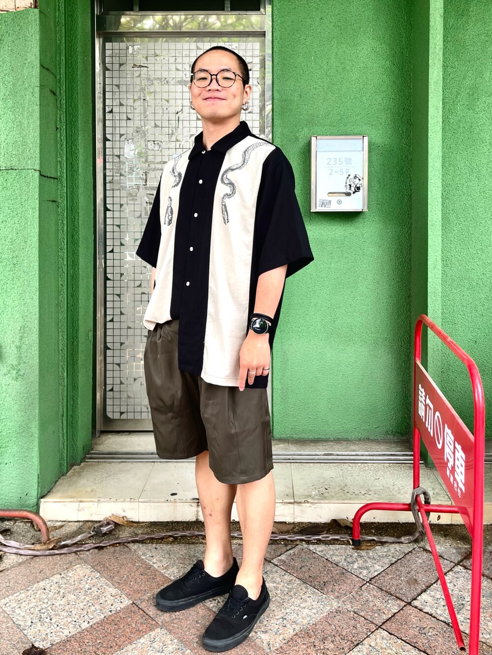 ブラック系のトップス、グリーン系のパンツ、ブラック系のシューズを着用したメンズの秋コーディネートの2枚目の写真