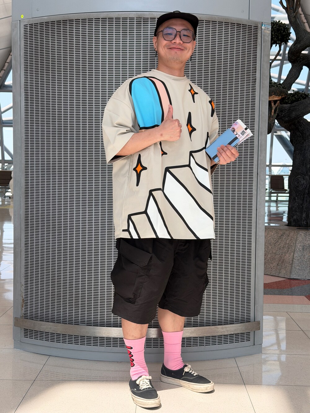 その他のトップス、ブラック系のパンツ、ブラック系のスニーカーを着用したメンズの春コーディネートの5枚目の写真