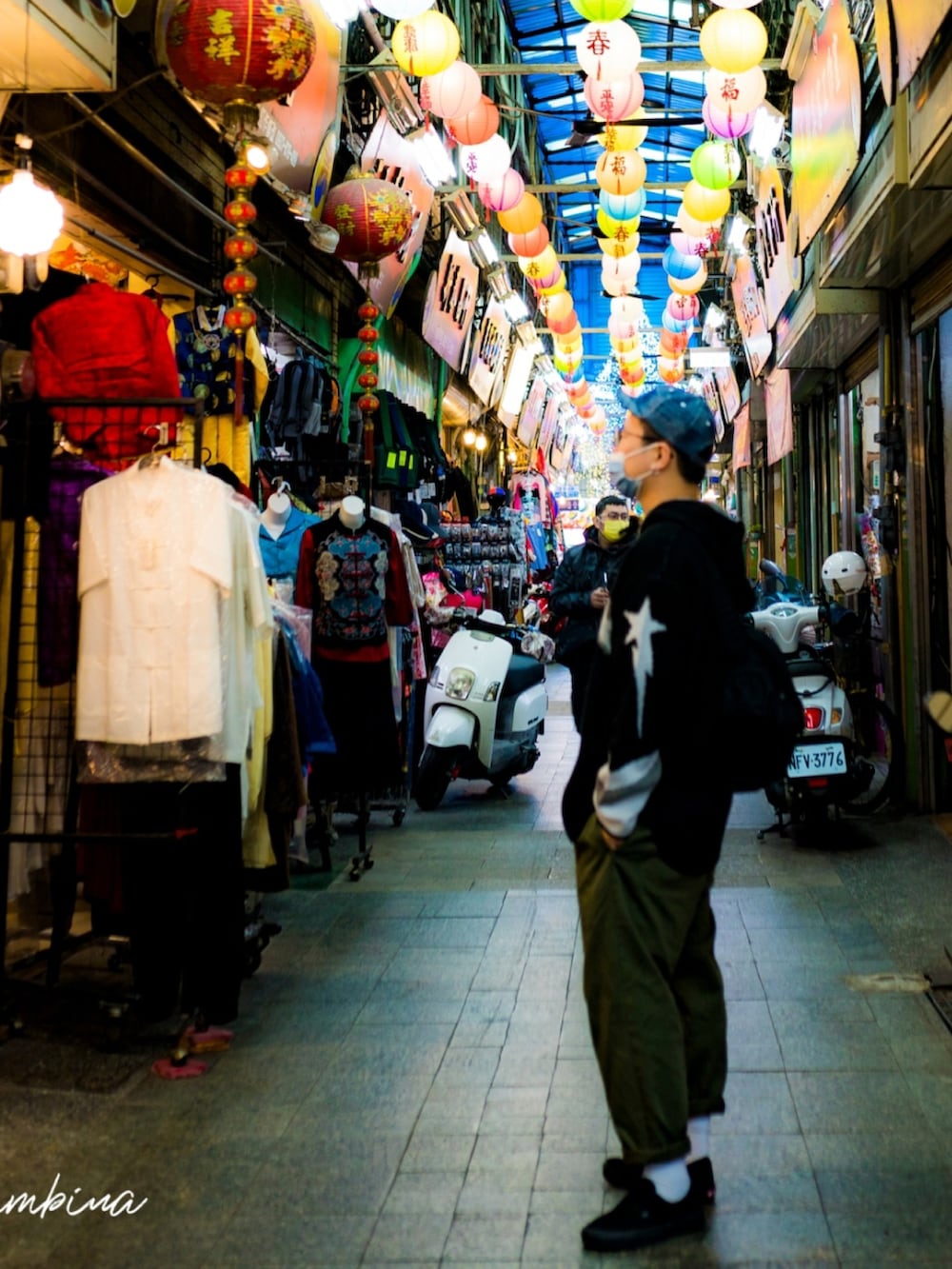 ブラック系のショルダーバッグ、ブラック系のトップス、グリーン系のパンツを着用したメンズの冬コーディネートの2枚目の写真