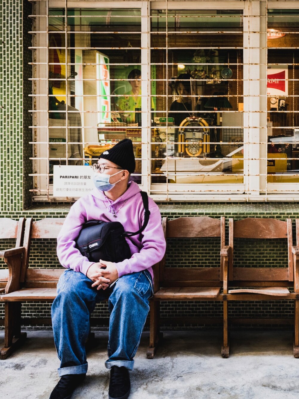 ブラック系のシューズ、ブルー系のパンツ、ピンク系のトップスを着用したメンズの春コーディネートの2枚目の写真