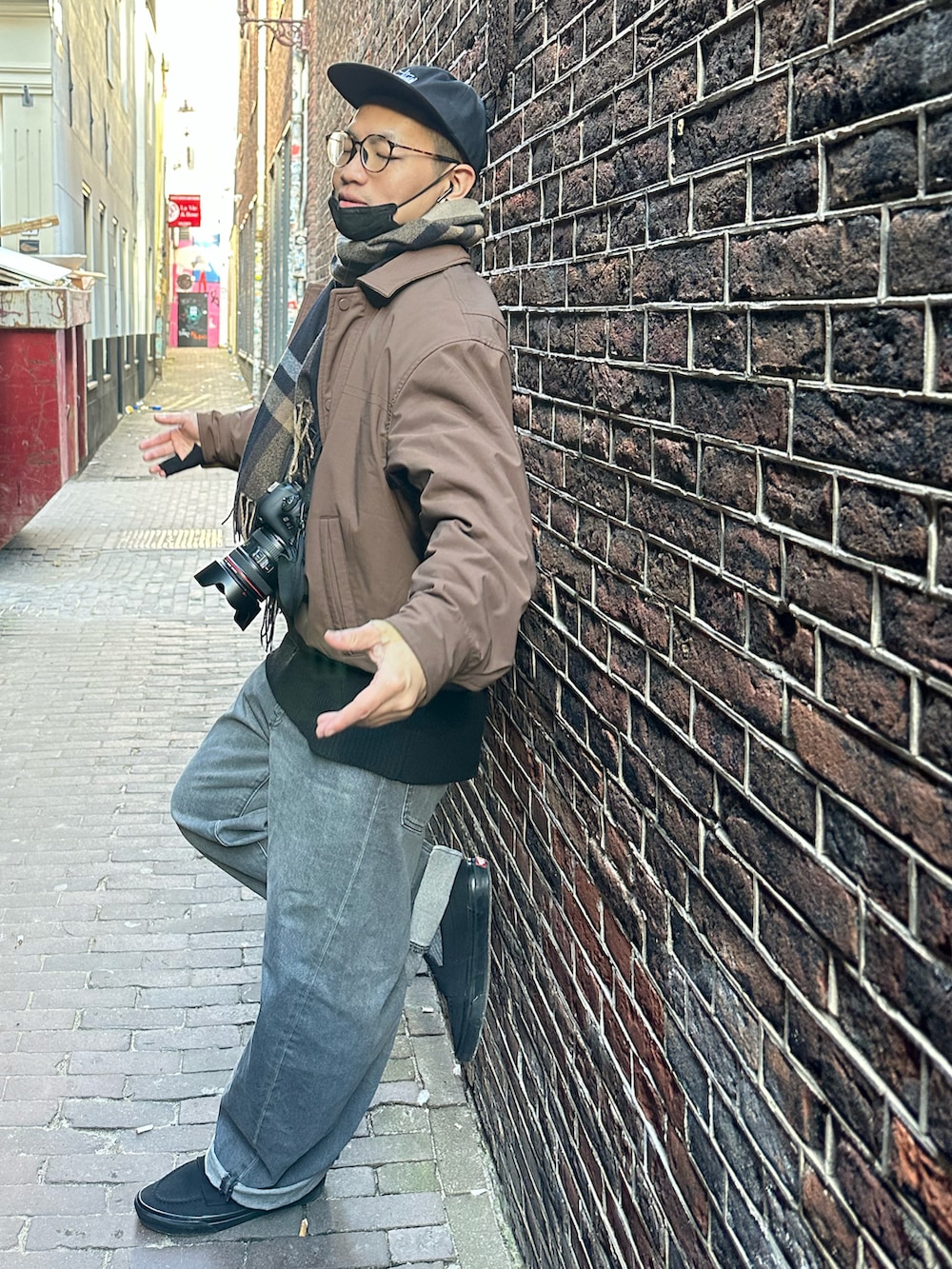 ブラウン系のジャケット/アウター、ブラック系のトップス、グレー系のパンツを着用したメンズの春コーディネートの2枚目の写真