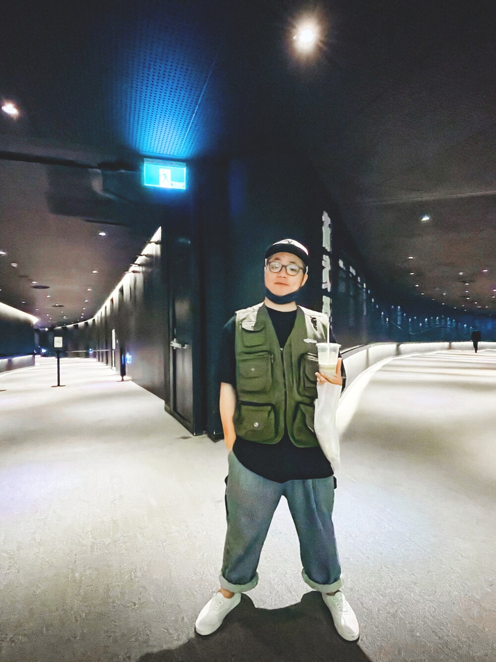 グリーン系のベスト、ブラック系のTシャツ/カットソー、その他のデニムパンツを着用したメンズの冬コーディネートの2枚目の写真