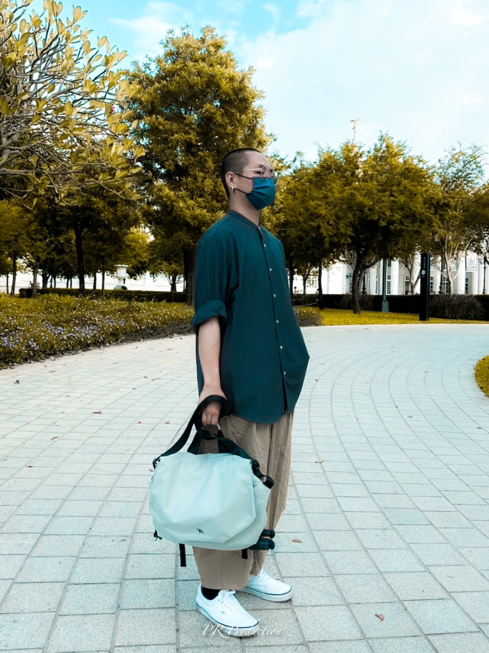 グレー系のトップス、ベージュ系のパンツ、ホワイト系のシューズを着用したメンズの秋コーディネートの3枚目の写真