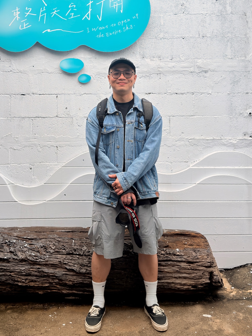 グレー系のパンツ、ブラック系のスニーカー、ブルー系のジャケット/アウターを着用したメンズの春コーディネートの4枚目の写真