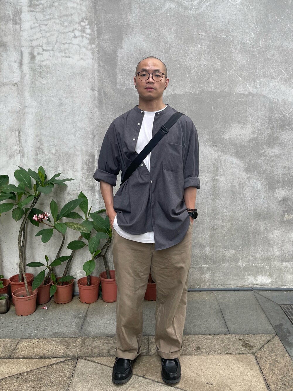 グレー系のトップス、ベージュ系のパンツ、ブラック系のシューズを着用したメンズの夏コーディネートの3枚目の写真