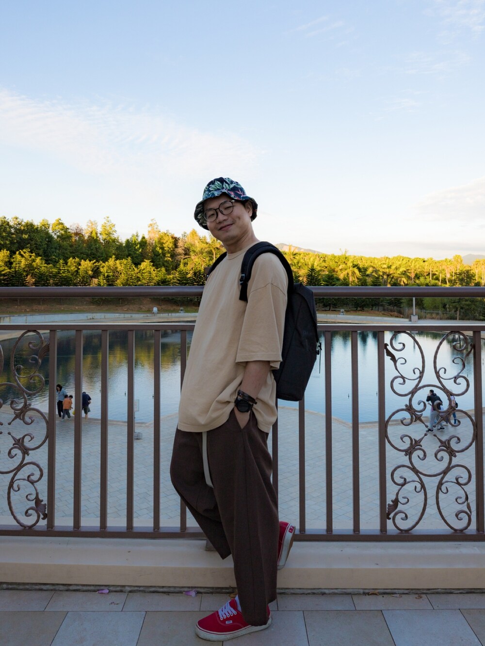 ブラック系のバックパック/リュック、ベージュ系のTシャツ/カットソー、ブラウン系のスラックスを着用したメンズの冬コーディネートの3枚目の写真