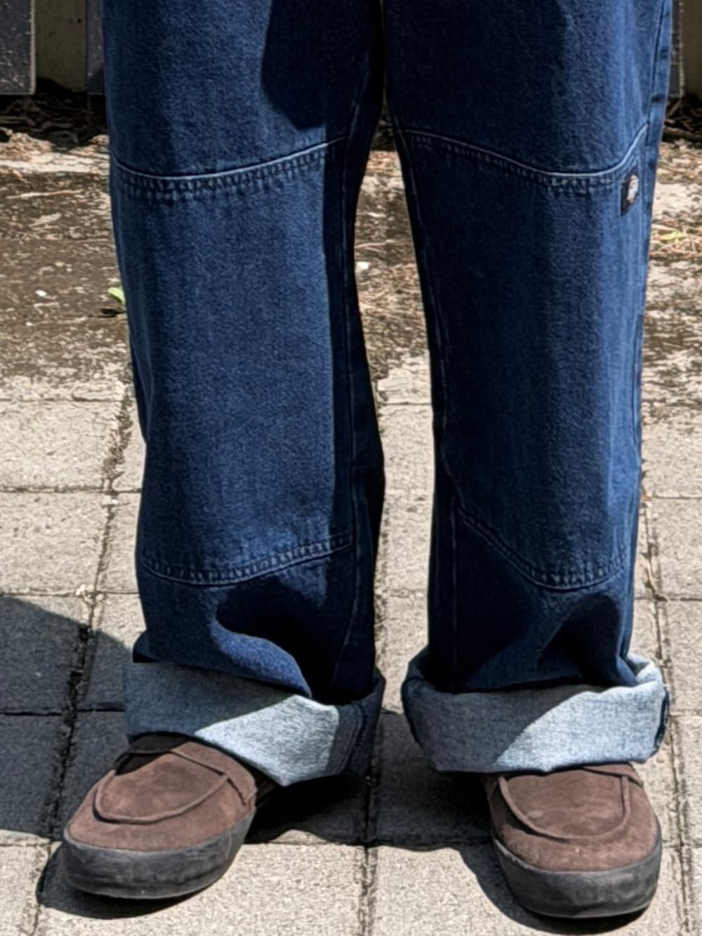 その他のトップス、ブルー系のデニムパンツ、ブラウン系のスニーカーを着用したメンズの春コーディネートの3枚目の写真